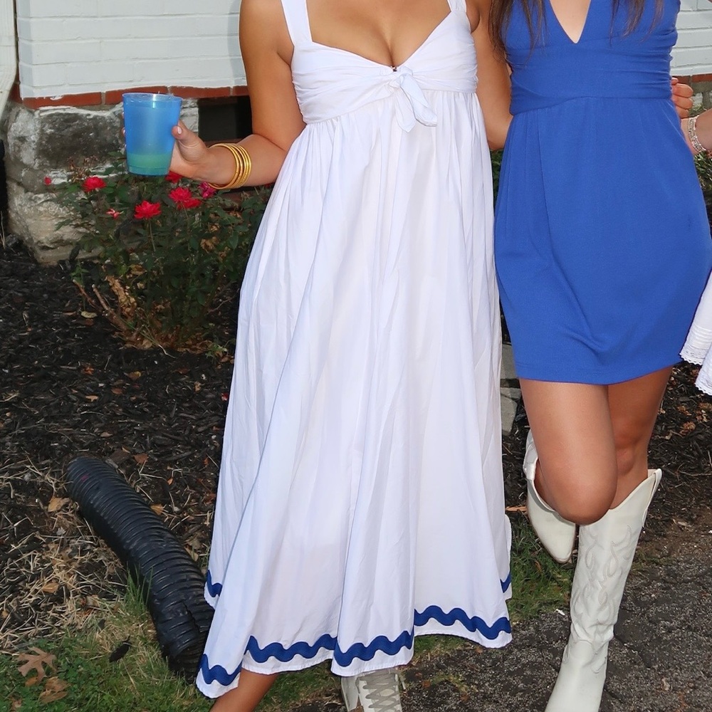 Oliviaceous white dress with added wavy trim